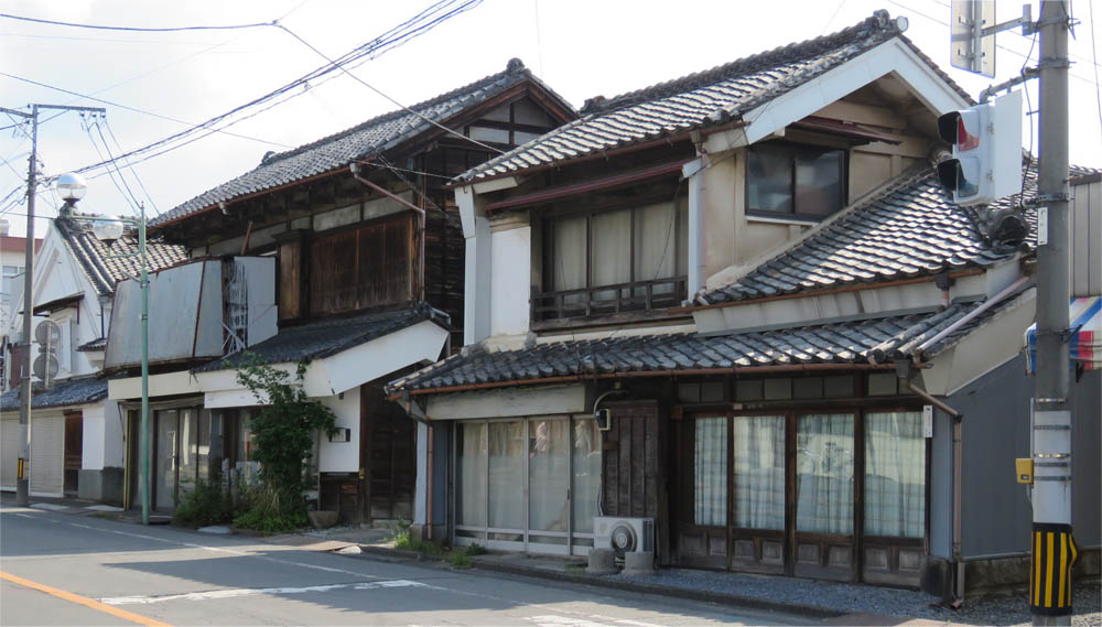 歴史を伝える桐生市の家並み矢野本店 店舗・店蔵旧矢野蔵群（有鄰館(ゆうりんかん)）（天保14年～大正9年）平田家住宅 店舗・店蔵（明治33年）森合資会社 店蔵・事務所中村弥一商店 店舗（大正11年）蒲焼 泉新(いずしん)（創業天保元年（1829年））木造家屋や蔵並び（１）木造家屋や蔵並び（２）木造家屋や蔵並び（３）木造家屋や蔵並び（４）木造家屋や蔵並び（５）ノコギリ屋根銭湯（跡）大きなクスノキ参照した資料やウェブサイト